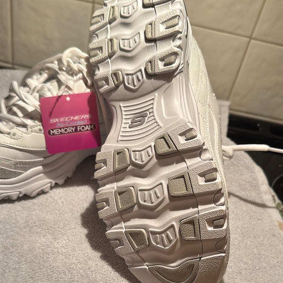 Skechers Women's D’Lites White w/Silver Sneakers- Sz 8. New - Picture 2 of 7